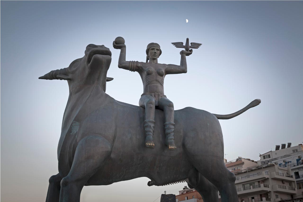 In Gestalt eines Stiers entführte Zeus die Königstochter Europa nach Kreta: An die Sage erinnert diese moderne Skulptur von Nikos Koundouros im Hafen von Agios Nikolaos auf Kreta.
